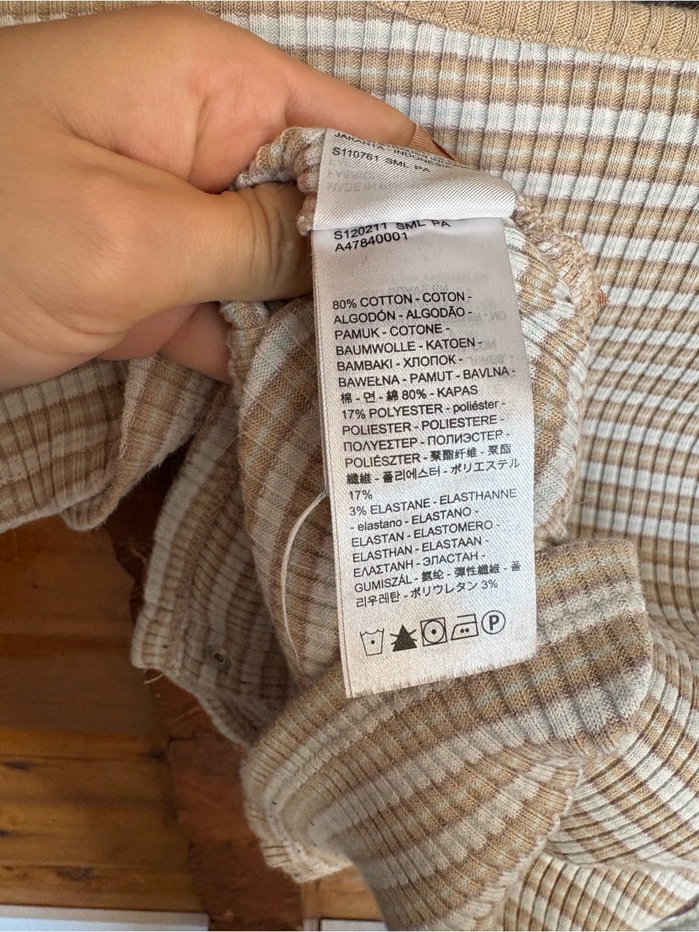 Levi’s Ribbed Snap Front Baby Tee Beige/Light Blue Stripe Size Small 90s inspo - Picture 5 of 9